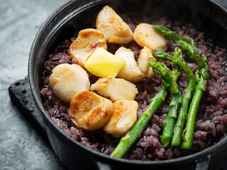 Scallops, butter, stone pot rice with asparagus	