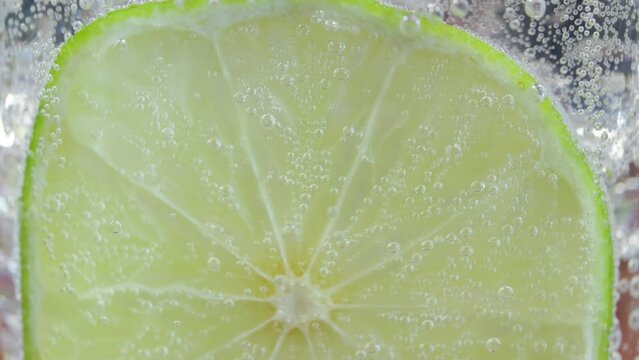 tranche de citron vert dans un boisson gazeuse