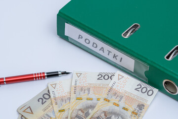 Segregator z dokumentami podatkowymi obok polskich banknotów  - obrazy, fototapety, plakaty