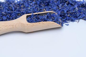 Ciemnoniebieski kwiaty bławatek na górze obrazu na drewnianej łyżce  © Paweł Kacperek