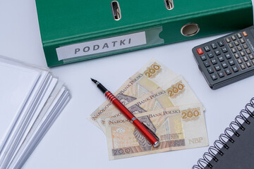 Polska waluta leżącą obok segregatora z dokumentami w firmie - obrazy, fototapety, plakaty