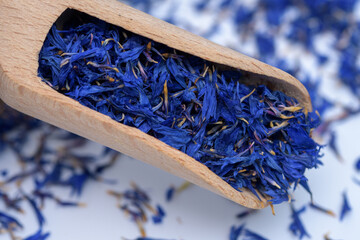 Drewniana łyżka z płatkami niebieskich kwiatów bławatków © Paweł Kacperek