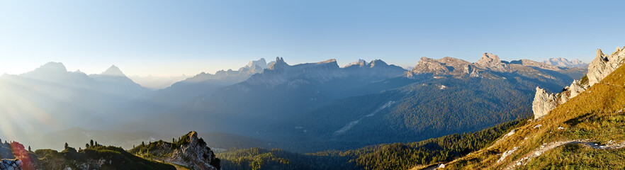 Fototapeta premium Rifugio Pomedes mit Panorama der Dolomiten rund um Cortina d'Ampezzo. Startpunkt der Alpinen Abfahrtsstrecke der Damen.