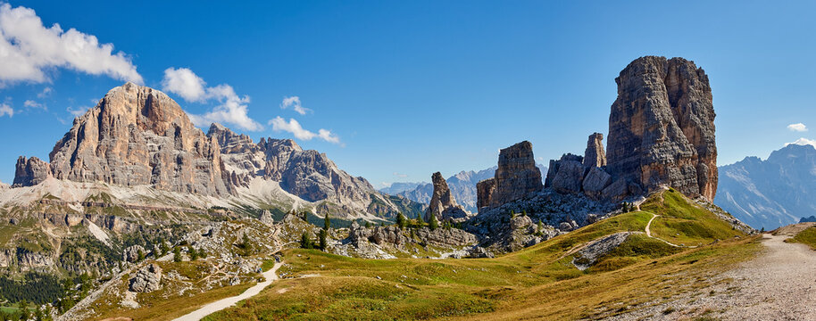 Die Dolomiten mit dem m&auml;chtigen Tofanamassiv links und den ber&uuml;hmten Cinque Torri bei Cortina d'Ampezzo.