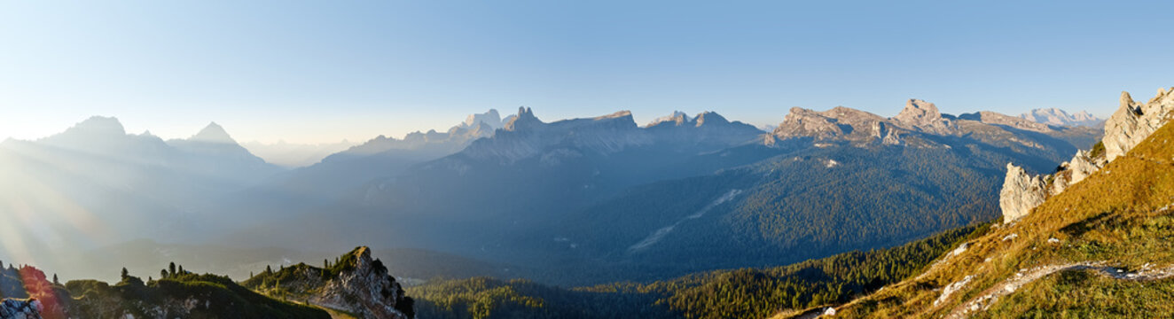 Rifugio Pomedes mit Panorama der Dolomiten rund um Cortina d'Ampezzo. Startpunkt der Alpinen Abfahrtsstrecke der Damen.