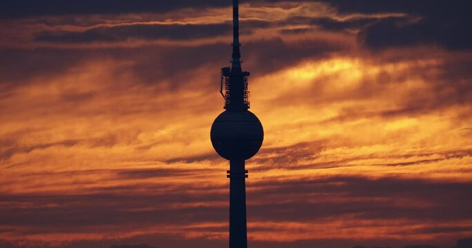 Aussicht auf berliner Fernsehturm bei Sonnenaufgang.
