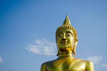 Obraz premium Head of the Big Buddha statue against a blue clear sky, copy space