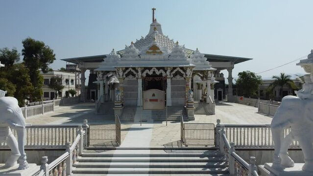 Unhel, Rajasthan, India 12th March 2023: 4k Drone shots of Shri Nageshwar Parshwanath Tirth or Shri Jain Shwetamber Nageshwar Parshwanath Tirth Pedhi is a Jain Temple. Standing Jain Murti or Idol.