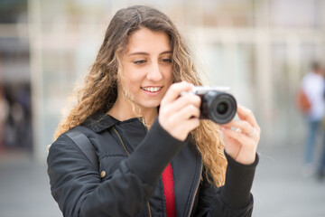 Woman using her mirrorless camera