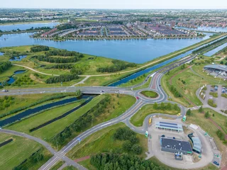 Poster Luftaufnahme mit dem Park van Luna und dem Stadtteil Stad van de Zon in Heerhugowaard. Provinz Nordholland in den Niederlanden © Jürgen Wackenhut