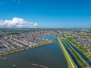 Fototapeta premium Luftaufnahme mit dem Stadtteil Stad van de Zon in Heerhugowaard. Provinz Nordholland in den Niederlanden