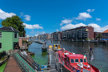 Fototapeta na wymiar Stadtbild mit dem Fluss Zaan in Zaandam. Provinz Nordholland in den Niederlanden