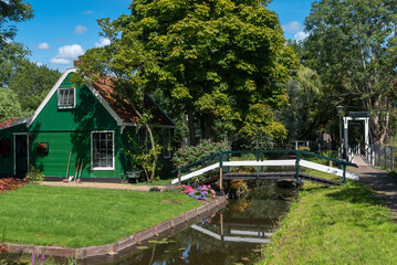 Fototapeta na wymiar Dorfbild im Ortsteil Kalferpolder in Zaandam. Provinz Nordholland in den Niederlanden