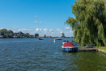 Landschaft am Fluss Zaan, im Hintergrund das Freilichtmuseum Zaanse Schans in Zaandam. Provinz Nordholland in den Niederlanden