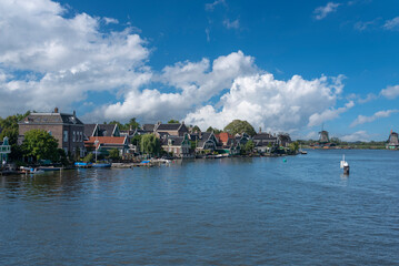 Stadtbild von Zaandijk am Fluss Zaan. Provinz Nordholland in den Niederlanden