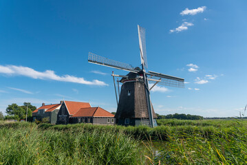 Fototapeta na wymiar Windmühle De Otter, eine ehemalige Getreidemühle, in Oterleek. Provinz Nordholland in den Niederlanden