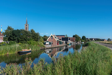 Dorfansicht am Schermerdijk in Ursem. Provinz Nordholland in den Niederlanden
