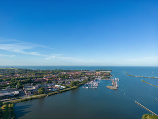 Fototapeta premium Luftbild mit Blick auf Enkhuizen und IJsselmeer. Provinz Nordholland in den Niederlanden
