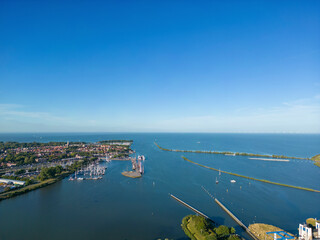 Luftbild mit Blick auf Enkhuizen und IJsselmeer. Provinz Nordholland in den Niederlanden