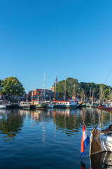 Fototapeta na wymiar Segelyachten und Boote im Buitenhaven in Enkhuizen. Provinz Nordholland in den Niederlanden