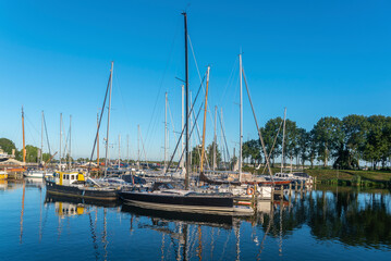 Fototapeta na wymiar Segelyachten im Krabbershaven in Enkhuizen. Provinz Nordholland in den Niederlanden