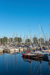 Fototapeta na wymiar Segelyachten im Krabbershaven in Enkhuizen. Provinz Nordholland in den Niederlanden