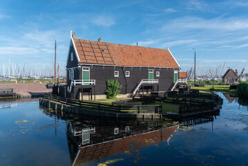 Fototapeta na wymiar Ensemble mit historischen Fischerhäusern im Zuiderzeemuseum in Enkhuizen. Provinz Nordholland in den Niederlanden