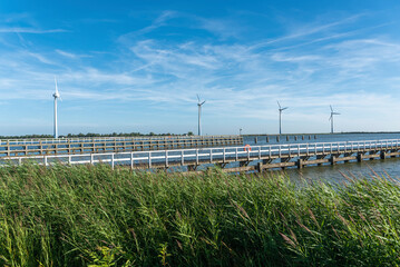 Obraz premium Windpark bei der Schleuse Krabbersgat in Enkhuizen. Provinz Nordholland in den Niederlanden