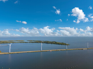 Luftaufnahme mit Windpark bei der Schleuse Krabbersgat und Blick auf das Markermeer in Enkhuizen. Provinz Nordholland in den Niederlanden