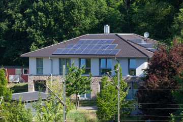 Bungalow mit Solardach, Wohnhaus, Einfamilienhaus, Bäume, Rotenburg/Wümme, Niedersachsen,...