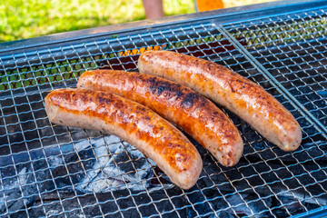 キャンプでソーセージを焼く