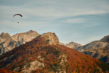 Parapentes sobre las montañas de los Pirineos navarros