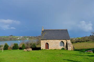 Fototapeta na wymiar La petite chapelle Saint-Votrom de Trédarzec en Bretagne - France