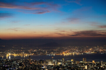 Obraz premium Penang Island & Mainland view from Penang Hill during sunrise with City lights