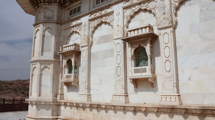 Obraz premium Jodhpur, Rajasthan, India 2nd March 2023: The Jaswant Thada is a cenotaph located in the blue city Jodhpur, Rajasthan. Visuals of beautiful Rajasthan Heritage. Used by Rajputs of marwar for cremation