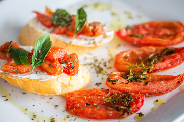 brusqueta. Torradas com tomates azeite manjericão orégano