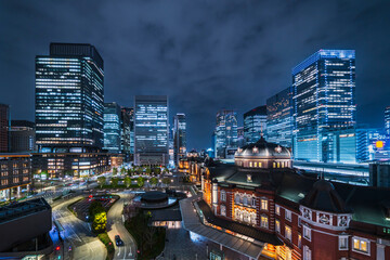 東京駅の都市夜景　ライトアップされたビル群と駅舎【東京都・千代田区】　
Night view of Tokyo Station - Japan