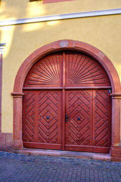 Historisches Hoftor denkmalgesch&uuml;tztes Geb&auml;ude Kutschergasse 9, sp&auml;tbarockes Hofhaus von Anfang des 18. Jahrhunderts, historische Altstadt von Speyer, Rheinland-Pfalz, Deutschland, Europa.
