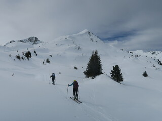 ski de randonnée et alpinisme dans les alpes sous la neige dans la montagne en hiver