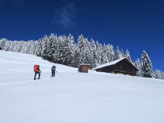 ski de randonnée et alpinisme dans les alpes sous la neige dans la montagne en hiver