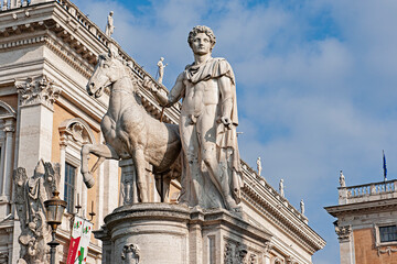 Fototapeta na wymiar Statue des Kastor mit Pferde, Kapitolplatz, Rom, Italien