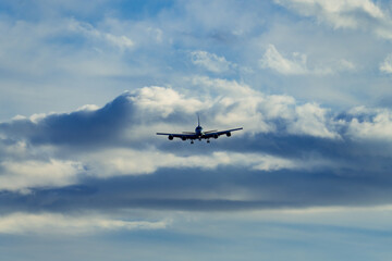 Fototapeta na wymiar 雲を背景に迫る哨戒機