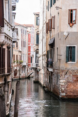 Fototapeta na wymiar Alte Häuser und Kanal in Venedig