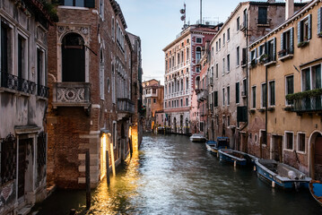 Fototapeta na wymiar Abendstimmung am Kanal in Venedig mit Booten