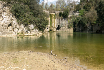 resti di diga romana lungo il rio grande a amelia, in umbria