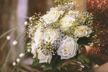Braustrauß aus weißen Rosen.