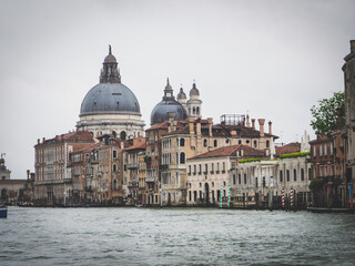 Naklejka premium Rialto bridge with boats and gondolas passing under on Grand Canal, Venice, Italy. 