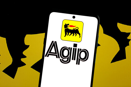 Nesta ilustra&ccedil;&atilde;o fotogr&aacute;fica, o logotipo agip &eacute; exibido em um smartphone na tela.