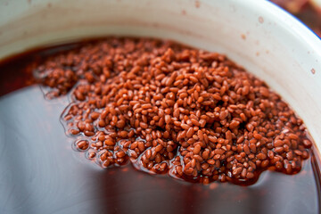 The process of making five-color glutinous rice, a traditional food for the Chinese Ching Ming Festival