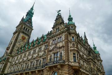 Fototapeta na wymiar Historisches Rathaus im Zentrum von Hamburg